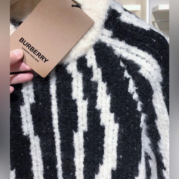 SZ XS Burberry cut-out oversized jumper NWT - Picture 15 of 16